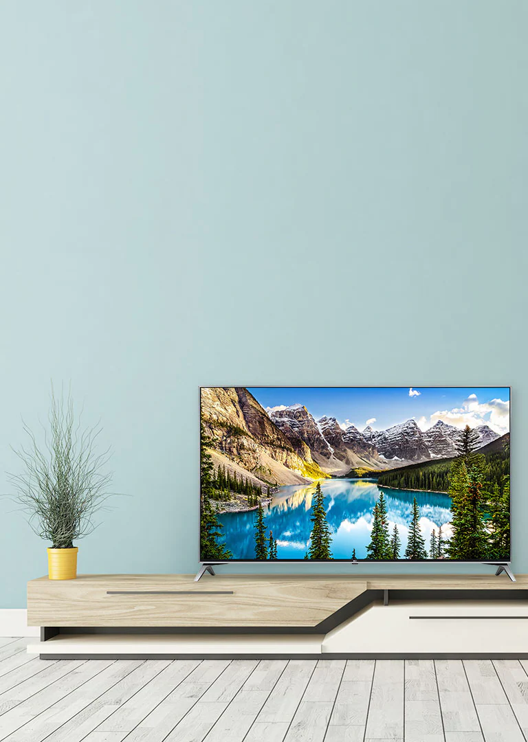 A person using LG TV AR app on a phone and a QR code which links to LG TV AR (http://www.lgtvism.com/lgtvar)